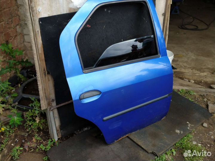 Задняя правая дверь Рено Логан