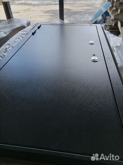 Двери металлические с небольшими дефектами