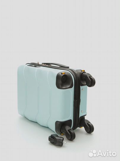 Чемодан на колесах ручная кладь