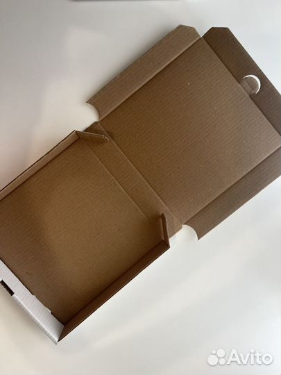 Коробки белые картонные 22х22 см