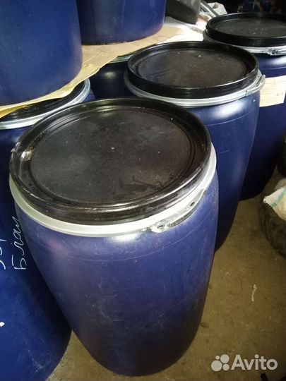 Бочка пластиковая с крышкой и хомутом 220л