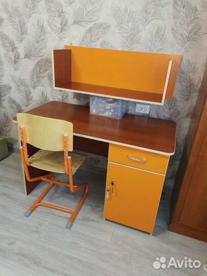 Стол письменный школьный с полкой и стулом