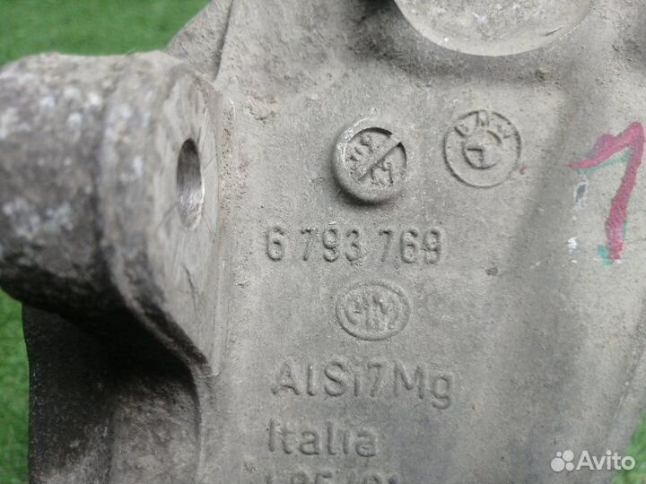 Кулак поворотный задний левый Bmw 5-Series F10