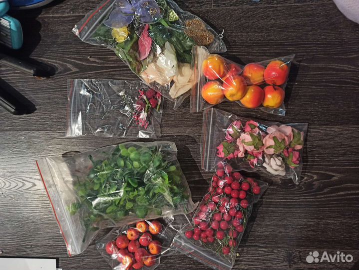 Контейнер с материалами для творчества