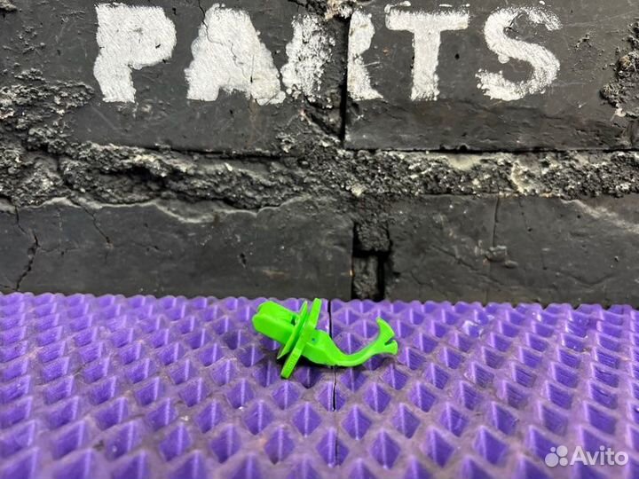 Клипса обшивки стойки кузова Nissan X-Trail