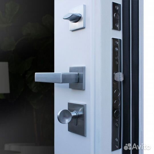 Дверь входная в квартиру с зеркалом