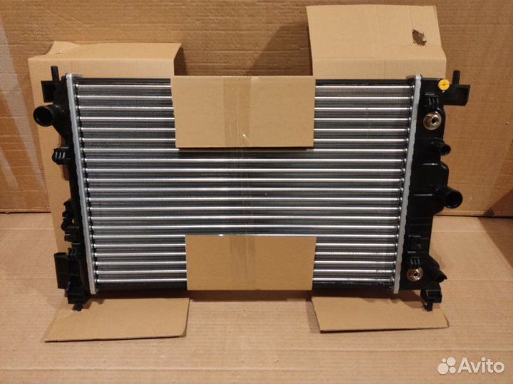 Радиатор охлаждения Chevrolet Aveo T300 1.6