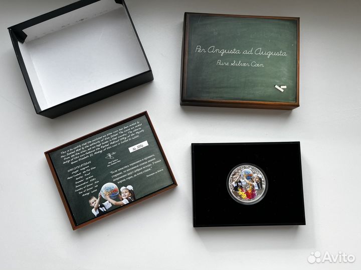 Монета Ниуэ 2 доллара 2011 день знаний