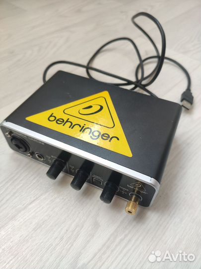 Внешняя звуковая карта behringer umc22