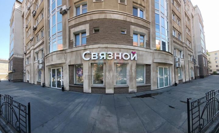 Торговая площадь с витражами в центре Уфы
