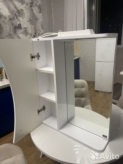 Зеркало в ванную с полочкой