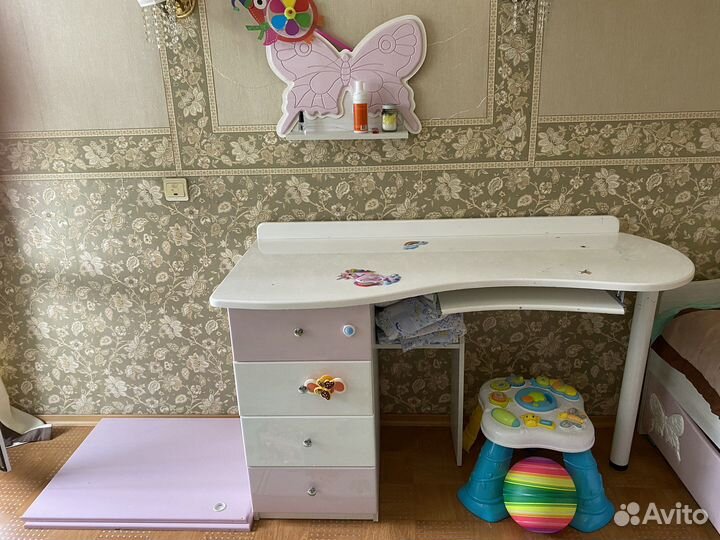 Детская кровать, шкаф, стол