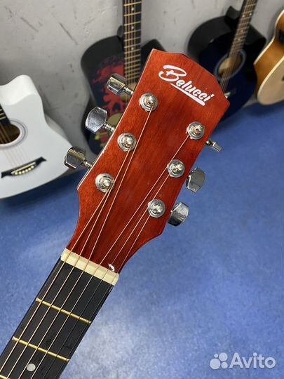 Акустическая полноразмерная гитара