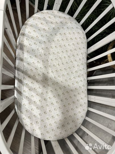 Детская кроватка с маятником белая