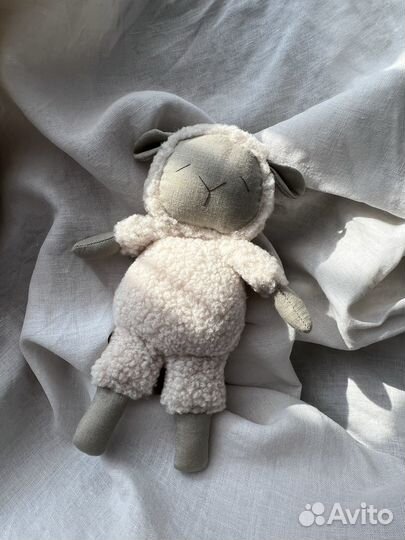 Мягкая игрушка и погремушка