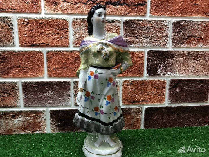 Z.9238 Статуэтка Циганка Земфира Дулево