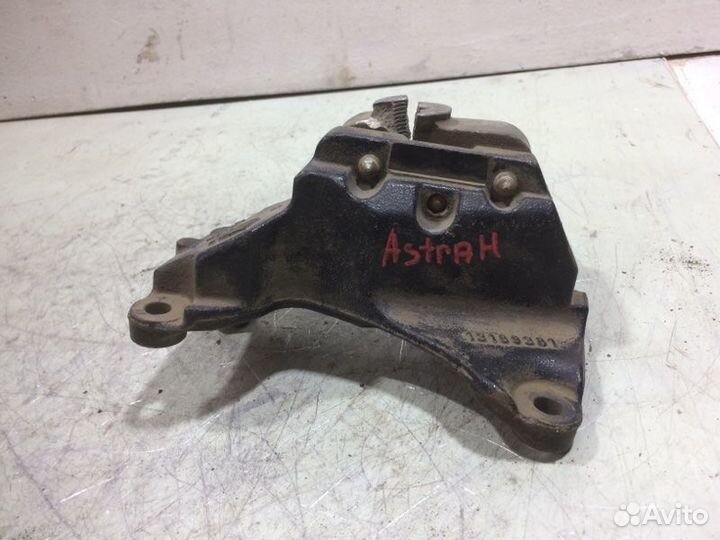 Кронштейн правый Opel Astra H H 2006-2015