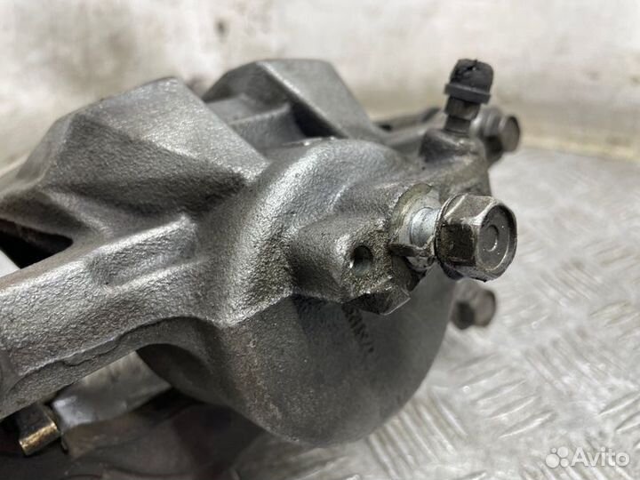 Суппорт тормозной передний правый Toyota Camry V40