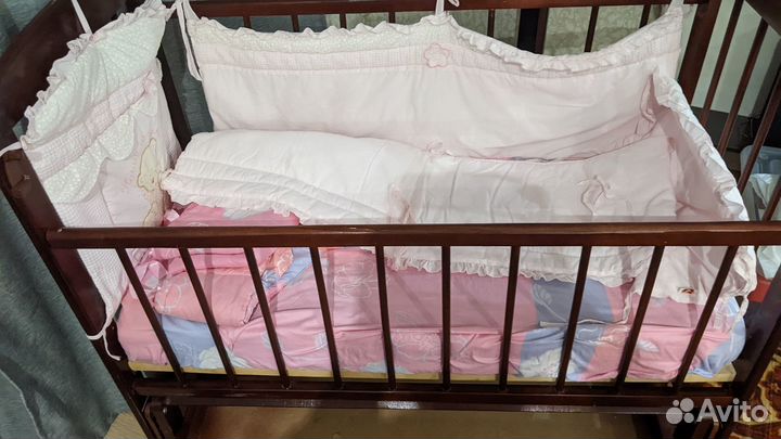 Детская кроватка с маятником и ящиком