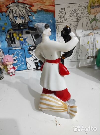 Фарфоровая статуэтка 