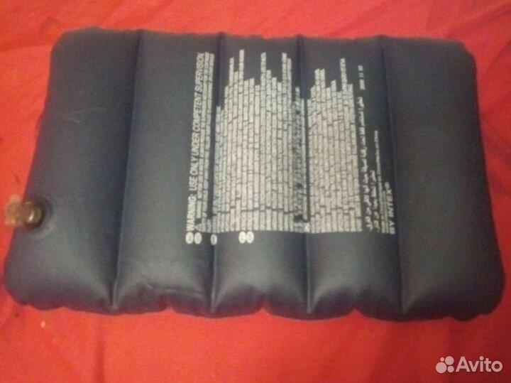 Надувная подушка для отдыха на море. Темно - синяя