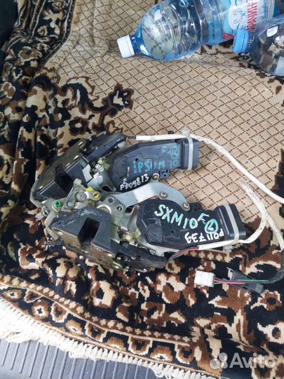 Ipsum toyota дверной замок передний L/R