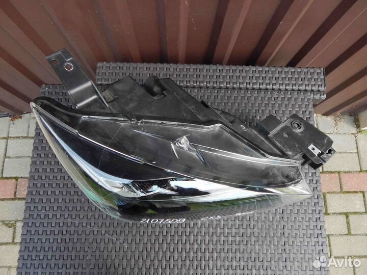Фара правая Mazda CX-3 1 поколение (2015-2018)