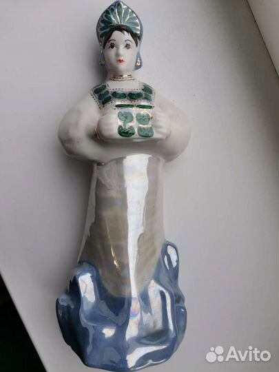 Фарфоровая статуэтка Малахитовая шкатулка сысерть