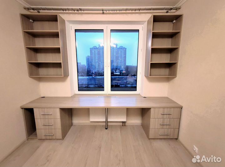 Рабочая зона у окна на заказ (корпусная мебель)