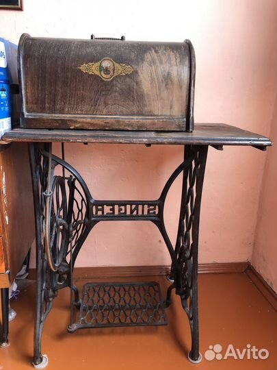 Швейная машина со станиной фирмы Singer