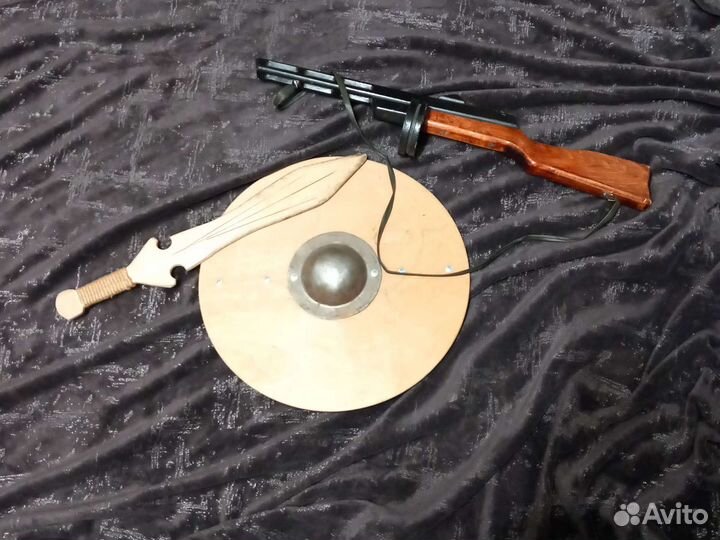 Деревянный автомат, щит и меч. Ручной работы