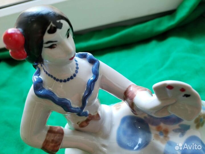 Фигурка фарфоровая Цыганка с картами