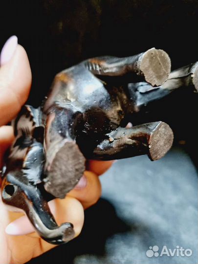 Небольшой слон, из ценных пород дерева. Из минусов