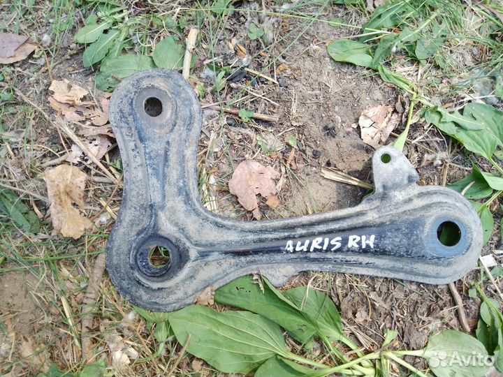 Кронштейн подрамника правый Toyota Corolla Auris