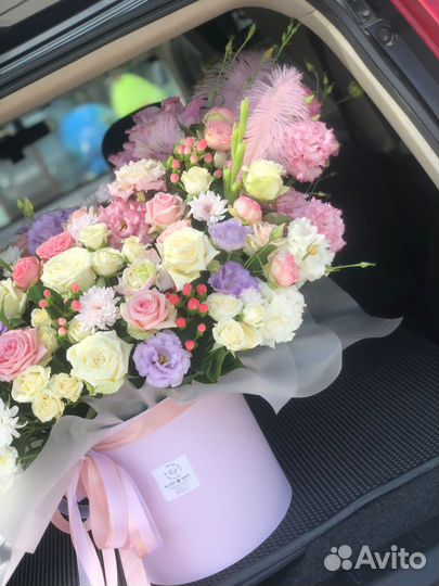 Огромный цилиндр. Цветы. Букет