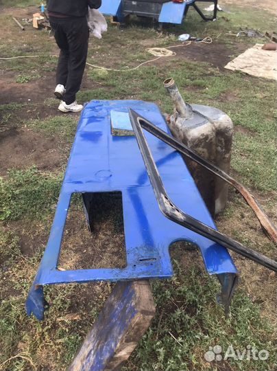 Продам капот, дверь, бак от трактора