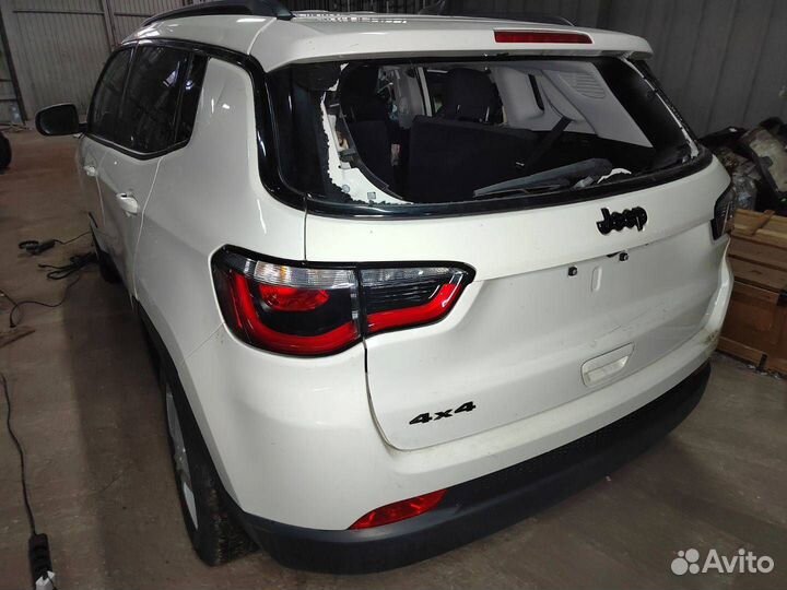 Фонарь крышки багажника левый Jeep Compass 2 MP522