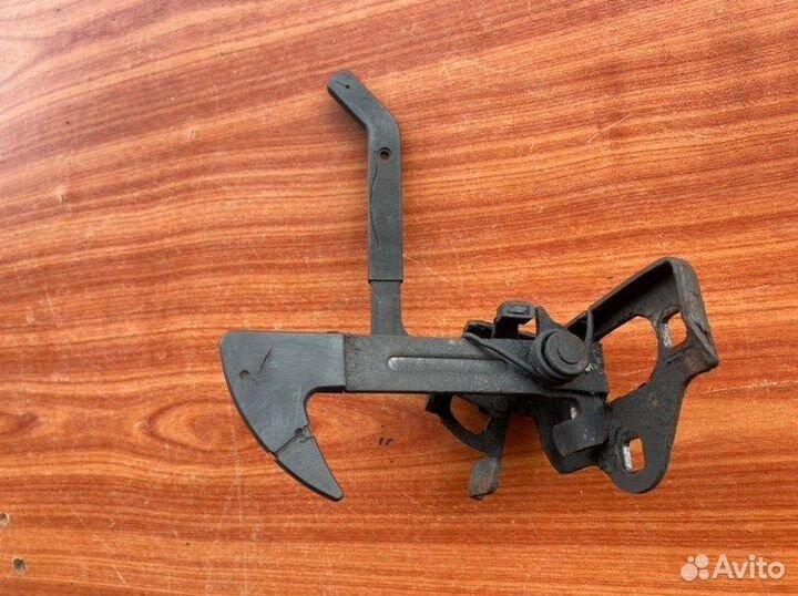 Крючок капота Skoda Octavia A5 BLF 2005