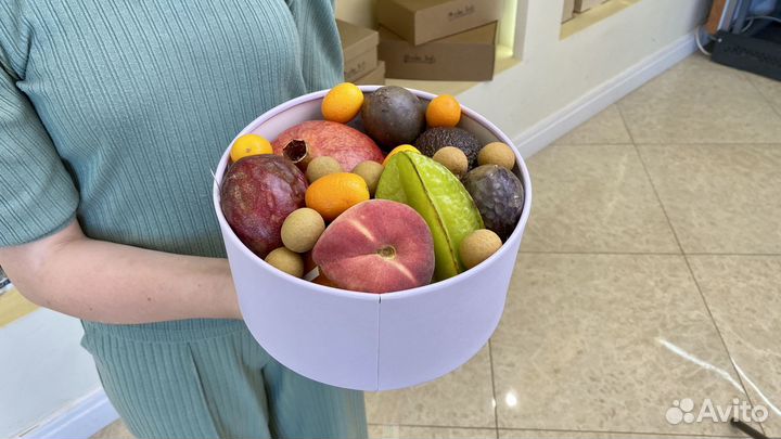 Набор экзотических фруктов (манго, ананасы, мараку