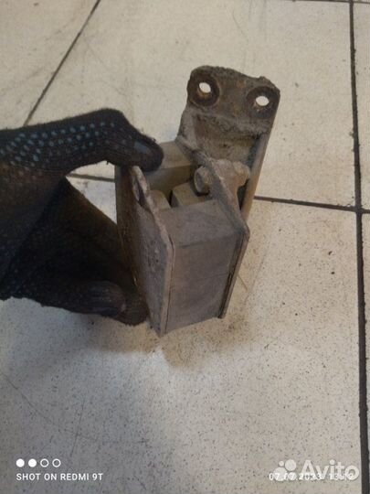 Подушка двигателя левая Ваз LADA 2107 2106