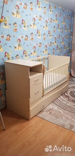 Детская кроватка с поперечным маятником