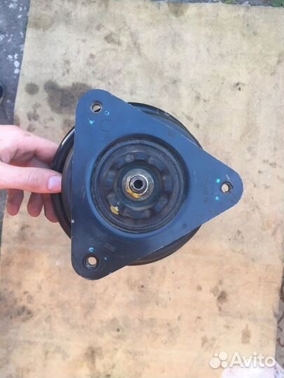 Стойки передние Nissan j11