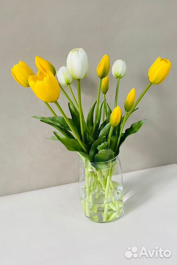 Искусственные тюльпаны в имитации воды