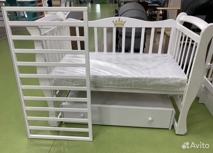 Кроватка для новорожденных с маятником