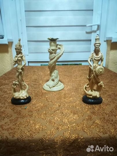 Статуэтки и подсвечник