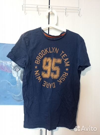 Мужская одежда, много. На некрупного мужчину