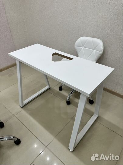 Маникюрный стол