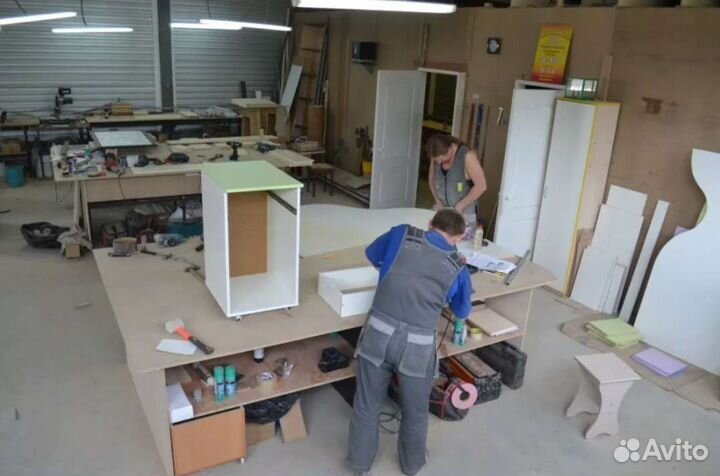 Сборщик мебели на производстве