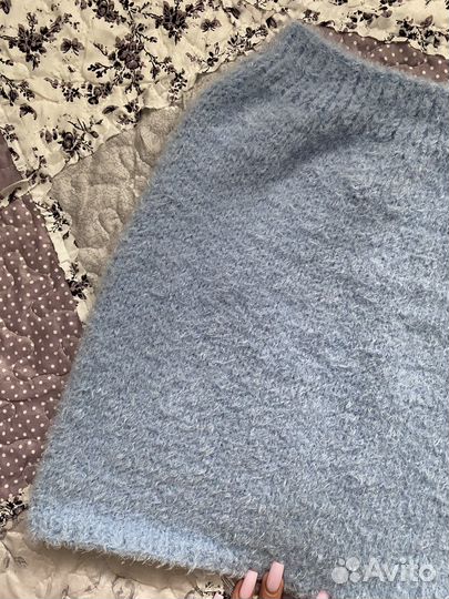 Пушистый вязаный костюм, топ на бретельках и юбка