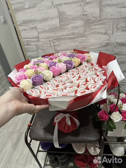 Букет из мыльных роз и рафаэлло